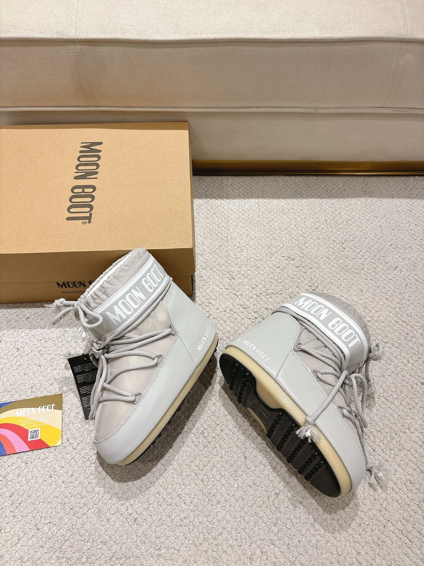 P640 Moon Boot 2025 vs. Autumn and winter popular snow boots series... [Ugly Moon Snow Boots] Forget UGG, fashionable people are wearing Moon Boot snow boots. If you find it difficult to accept the revival of UGG, then there is now a more alternative snow boot that is back, with an inner diameter of 4 cm. That is the Moon Boot. It was already very popular in the millennium. Back then, Paris Hilton and Victoria Beckham Celebrities often wear it, and now the Y2K trend is popular again. The same style is worn by young people in QQ shows, and the ugly snow boots that are shown in thousands of people have become popular again, regardless of men and women. They look slim but warm and easy to wear... ❶Fabric: Original custom/cowhide/woven wool/high mercerized waterproof cloth ❷Inner: original 100% silk cotton liner ❸foot: original 100% silk cotton liner ❹ Outsole: Original molded two-color non-slip outsole ❺ Sole thickness: 4cm (including **) ❻ Code number: 35/38; 39/41; ❼ Packaging: Original full set of packaging ☀ Color: Official website updated simultaneously